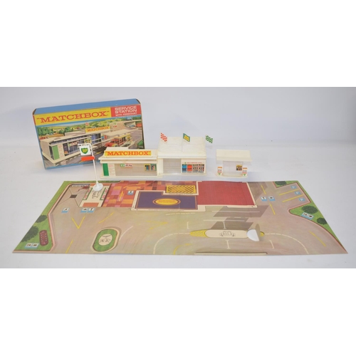 214 - Vintage and complete 1970 boxed Matchbox MG-1 Service Station in near mint condition for age. The pl... 