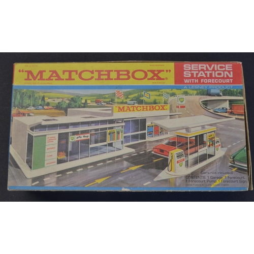 214 - Vintage and complete 1970 boxed Matchbox MG-1 Service Station in near mint condition for age. The pl... 