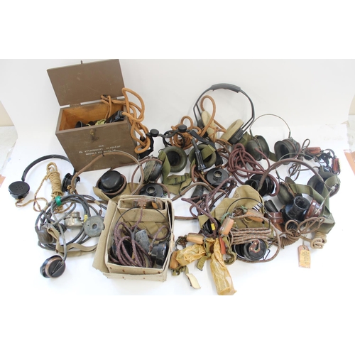 962 - Collection of WWII period military radio and operators headsets and speaker handsets incl. ZA 21514 ... 