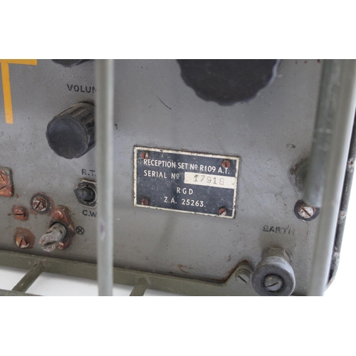 909 - WWII period British Army radio receiver type R109 (tropical)