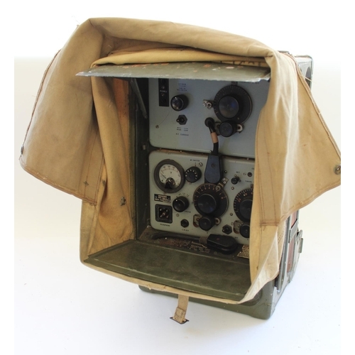 894 - c1943 British Army WWII Wireless Set 68 T designed for Parachute/Airborne units, with original canva... 