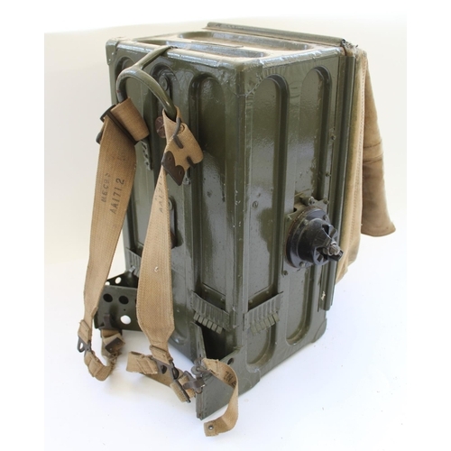 894 - c1943 British Army WWII Wireless Set 68 T designed for Parachute/Airborne units, with original canva... 