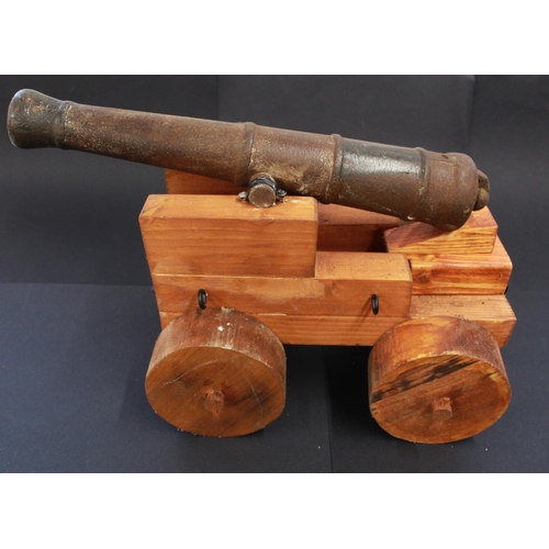 761 - Cast iron model cannon. The carriage is a replacement. Barrel length 16ins. 41cm