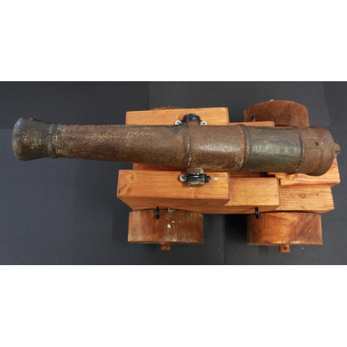 761 - Cast iron model cannon. The carriage is a replacement. Barrel length 16ins. 41cm