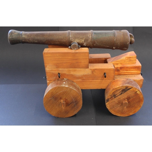 761 - Cast iron model cannon. The carriage is a replacement. Barrel length 16ins. 41cm