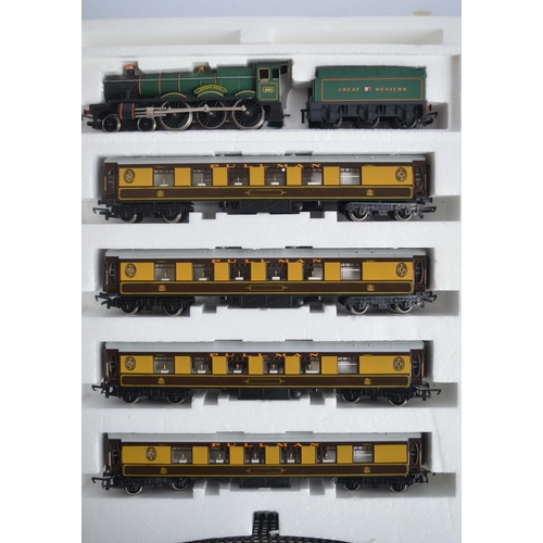 918 - Hornby OO gauge Silver Jubilee Pullman passenger train set and extra track. Locomotive and 4x Pullma... 