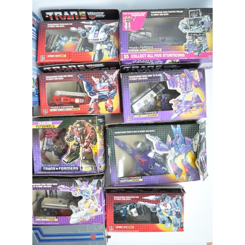 933 - Collection of Transformer action figures, 3 boxed MASK play vehicles from Kenner and various unboxed... 