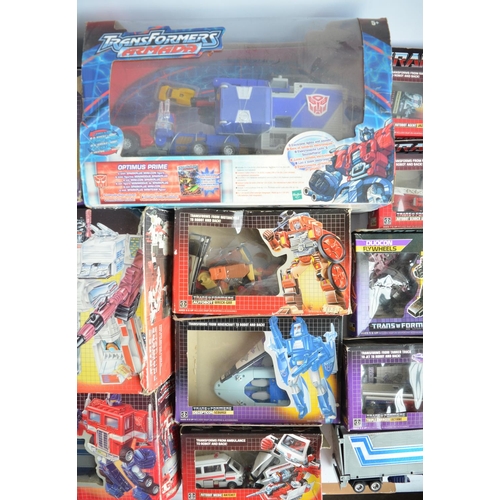 933 - Collection of Transformer action figures, 3 boxed MASK play vehicles from Kenner and various unboxed... 