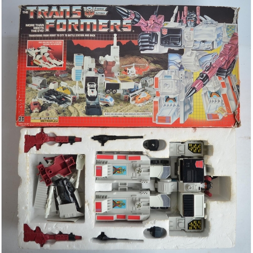 933 - Collection of Transformer action figures, 3 boxed MASK play vehicles from Kenner and various unboxed... 