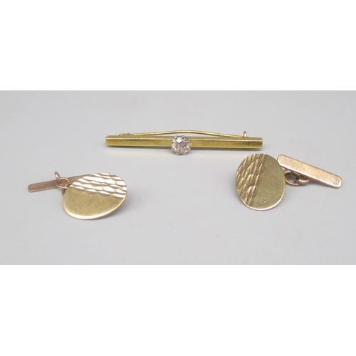 270 - 18ct yellow gold bar brooch set with single diamond, stamped 750, 3.9g, and a pair of 9ct yellow gol... 