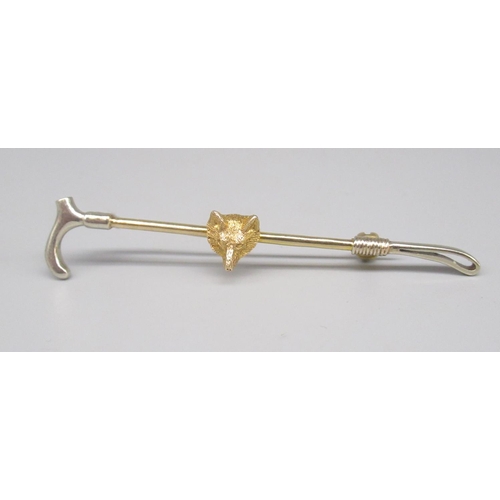 850 - 9ct yellow gold bar brooch set with riding crop and fox's head, stamped 375, 4.6g