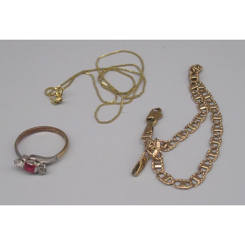 870 - 9ct yellow gold mariner chain bracelet, a 9ct gold chain necklace and a 9ct gold ring, set with cent... 