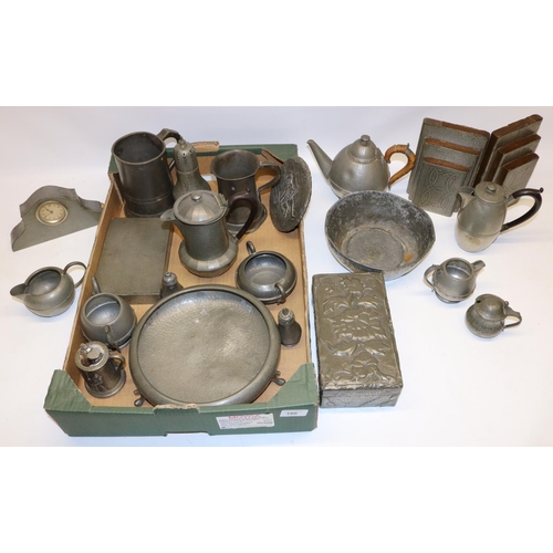 186 - Late C19th and later pewter, incl. Victorian pint and quart tankards, hammered pewter items incl. bo... 