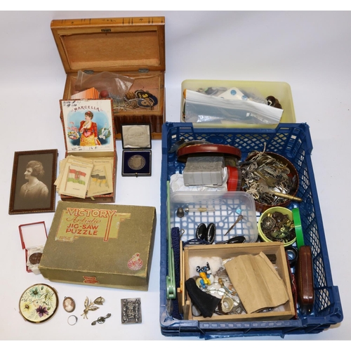 769 - Mixed lot incl. costume jewellery, lock keys, Kensitas national flags cigarette cards, Stratton comp... 