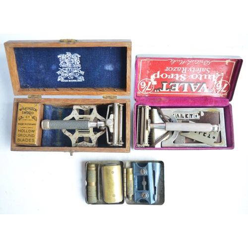 699 - Collection of mostly vintage men's grooming accessories incl. a Valet Auto Strop Safety Razor, a Wil... 