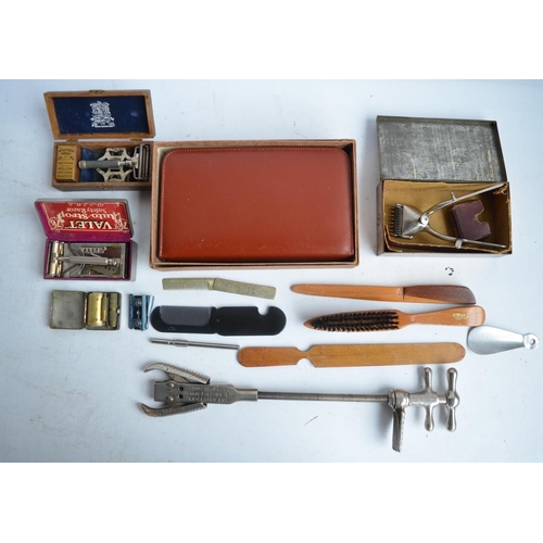 699 - Collection of mostly vintage men's grooming accessories incl. a Valet Auto Strop Safety Razor, a Wil... 