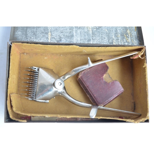 699 - Collection of mostly vintage men's grooming accessories incl. a Valet Auto Strop Safety Razor, a Wil... 