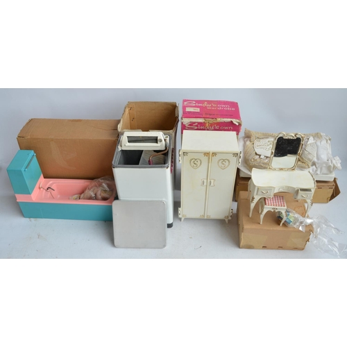 712 - Collection of Sindy accessories to include wardrobe, bed, bath and dressing table. Also a vintage Me... 