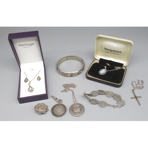 691 - Hallmarked Sterling silver Victorian brooch, and a collection of other silver jewellery, including a... 