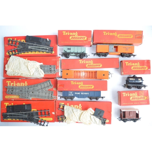 113 - An outstanding and comprehensive collection of Tri-ang Railways OO gauge locomotives, rollingstock a... 