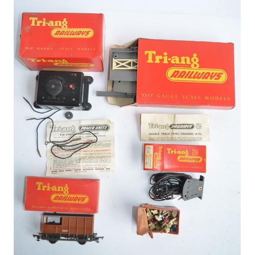 113 - An outstanding and comprehensive collection of Tri-ang Railways OO gauge locomotives, rollingstock a... 