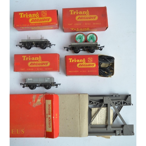 113 - An outstanding and comprehensive collection of Tri-ang Railways OO gauge locomotives, rollingstock a... 