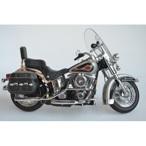 501 - Boxed Franklin Mint 1/10 scale diecast Harley Davidson Heritage Softail Classic model in near mint c... 