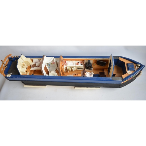 512 - Charming home made wooden cruiser stern narrow boat model, scale approx 1/12 with removeable top and... 