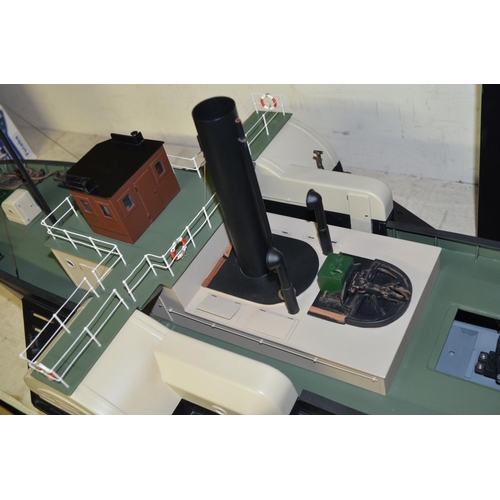 520 - Large nicely made radio controlled model of paddle steamer 