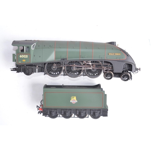 542 - Hornby OO gauge Super Detail DCC Ready R2615 Class A4 60021 Wild Swan electric train model in near m... 