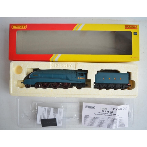 554 - Hornby OO gauge DCC Ready R2779 LNER Class A4 4484 Falcon electric train model in excellent (but sli... 