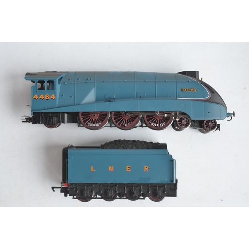 554 - Hornby OO gauge DCC Ready R2779 LNER Class A4 4484 Falcon electric train model in excellent (but sli... 