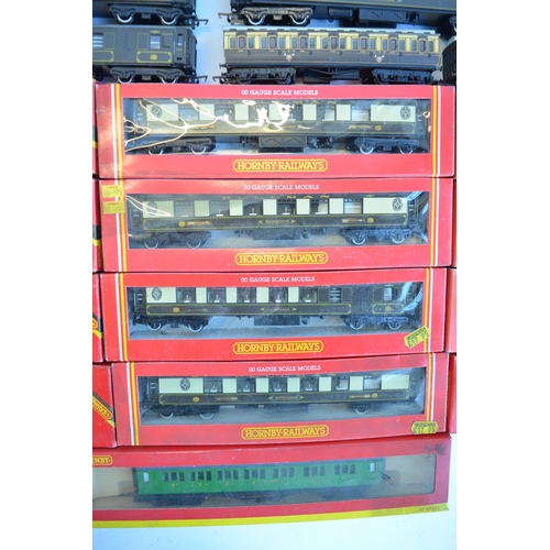 569 - Collection of 13 boxed OO gauge Hornby railway coaches to include 4x Pullman Golden Arrow (with adde... 