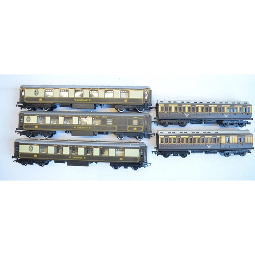 569 - Collection of 13 boxed OO gauge Hornby railway coaches to include 4x Pullman Golden Arrow (with adde... 