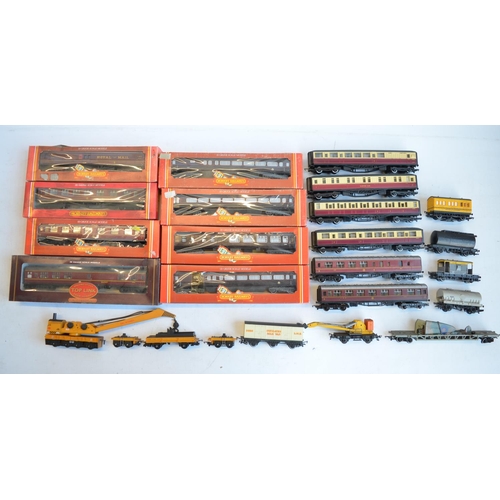 570 - Collection of OO gauge railway coaches and goods wagons to include 4x boxed Royal Train coaches. Box... 