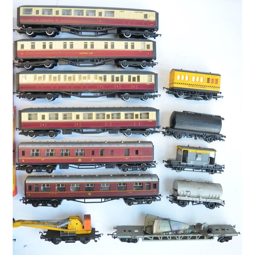 570 - Collection of OO gauge railway coaches and goods wagons to include 4x boxed Royal Train coaches. Box... 