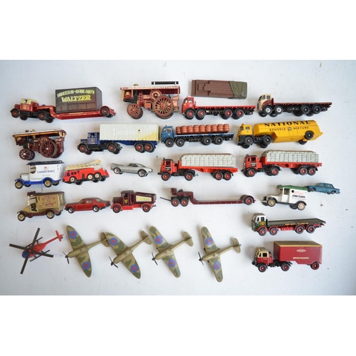 571 - Collection of OO gauge scenic accessories to include Skaledale and other buildings, transformers, 2x... 