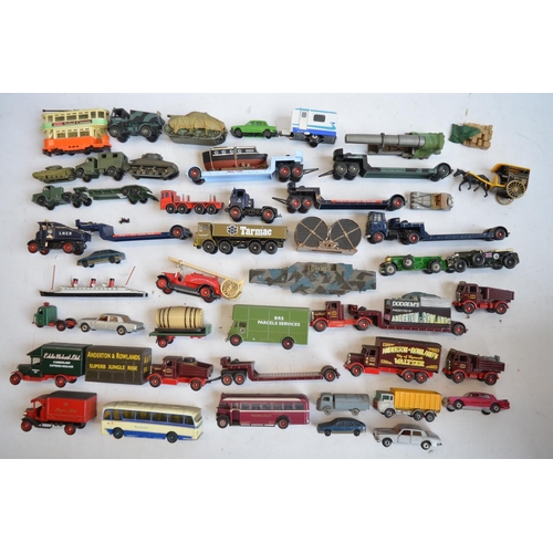 571 - Collection of OO gauge scenic accessories to include Skaledale and other buildings, transformers, 2x... 