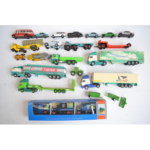 571 - Collection of OO gauge scenic accessories to include Skaledale and other buildings, transformers, 2x... 