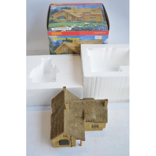 571 - Collection of OO gauge scenic accessories to include Skaledale and other buildings, transformers, 2x... 