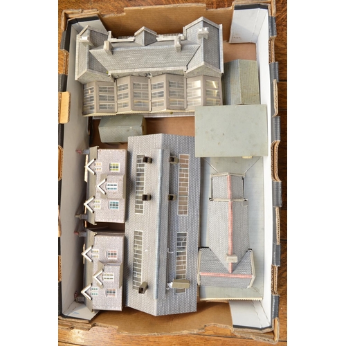 572 - Collection of OO gauge railway scenic accessories, various manufacturers. Qty, 3 boxes.