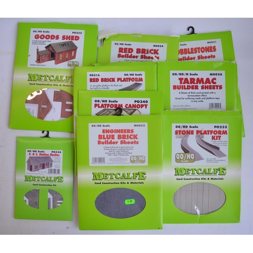 572 - Collection of OO gauge railway scenic accessories, various manufacturers. Qty, 3 boxes.