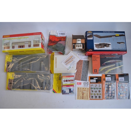 572 - Collection of OO gauge railway scenic accessories, various manufacturers. Qty, 3 boxes.