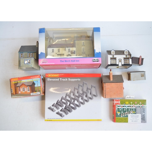 572 - Collection of OO gauge railway scenic accessories, various manufacturers. Qty, 3 boxes.