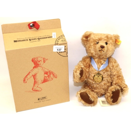 137 - Steiff/Danbury Mint teddy bear: blonde mohair teddy bear with 2002 medallion on blue ribbon, 660344,... 