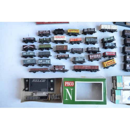 577 - Collection of N gauge goods wagons, passenger coaches, large quantity of track, 2 power control unit... 