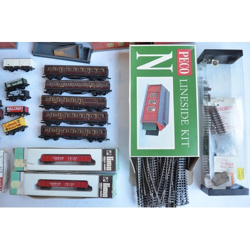 577 - Collection of N gauge goods wagons, passenger coaches, large quantity of track, 2 power control unit... 