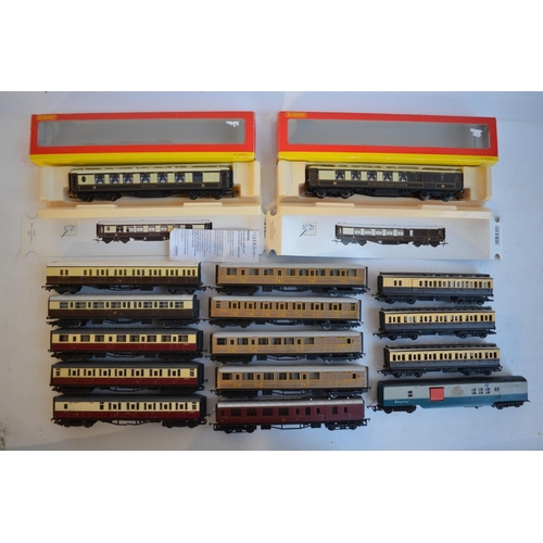 574 - Collection of previously used OO gauge passenger wagons to include 2x boxed Hornby Super Detail Pull... 