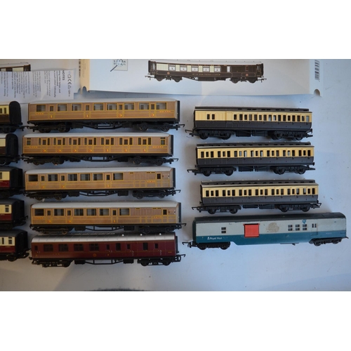 574 - Collection of previously used OO gauge passenger wagons to include 2x boxed Hornby Super Detail Pull... 