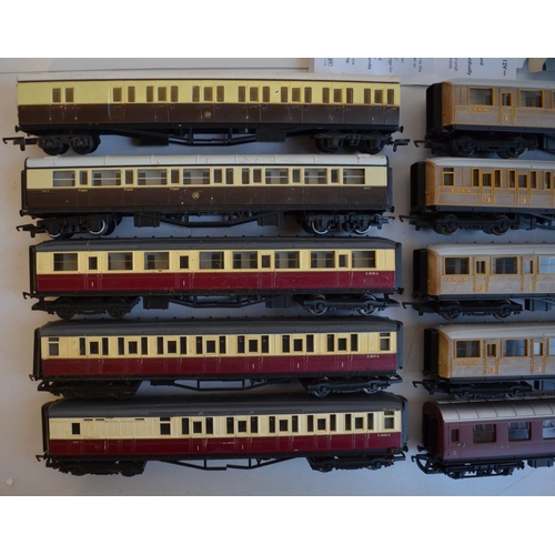 574 - Collection of previously used OO gauge passenger wagons to include 2x boxed Hornby Super Detail Pull... 